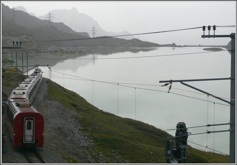 Teilweise war gestern nachmittag eine sehr komische Wettersituation. Beim Blick Richtung Sden ber den Lago Bianco war die Luft brunlich/grau, vermutlich durch Saharastaub, der mit dem Sdwind von Italien heraufgeblasen wurde. Bernina Express 961 setzt seine Fahrt fort Richtung Seeende zum Abstieg nach Tirano. (10.09.2008)