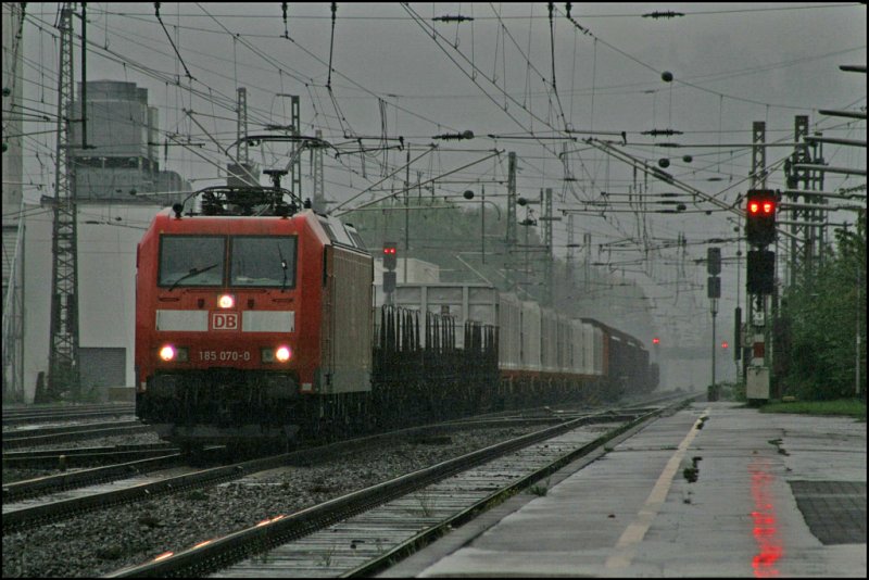 Teleaufnahme auf die 185 070, die am 29.09.07 mit einem Gterzug nach Kreuztal, den Bahnhof Plettenberg durchfhrt.
