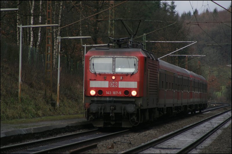 Teleaufnahme auf die Dortmunder 143 167, die mit der RB91 (RB 39163)  Ruhr-Sieg-Bahn  in Littfeld einfhrt. (01.12.2007)