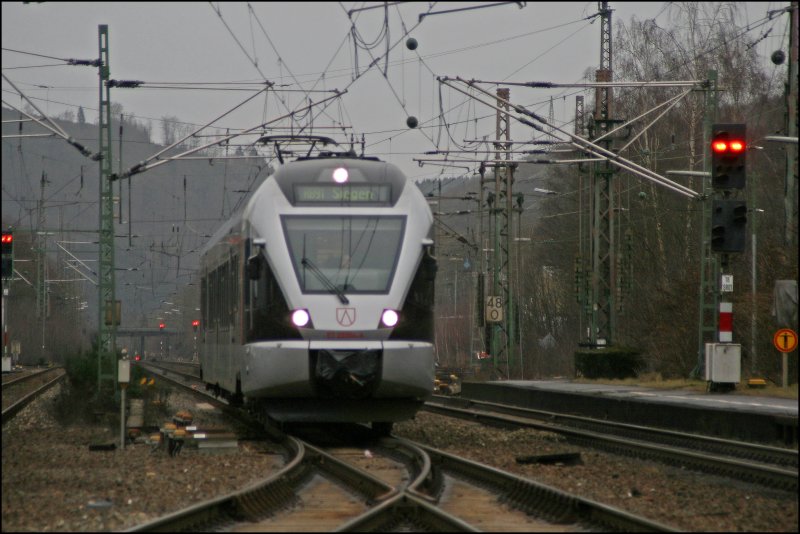 Teleaufnahme auf den ET22004 der als ABR99730 (RB91  Ruhr-Sieg-Bahn ) in Plettenberg einfhrt. (18.01.2008)