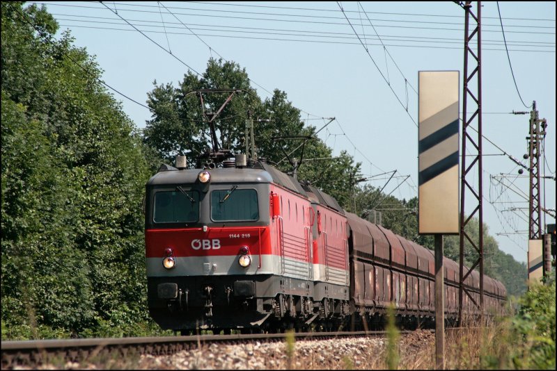 Teleaufnahme auf die Innsbrucker 1144 215 (9181 1144 215-x) und einer Schwesterlok. Am 11.07.2008 bringen sie unweit von Rosenheim einen Ganzzug zurck nach Tirol.