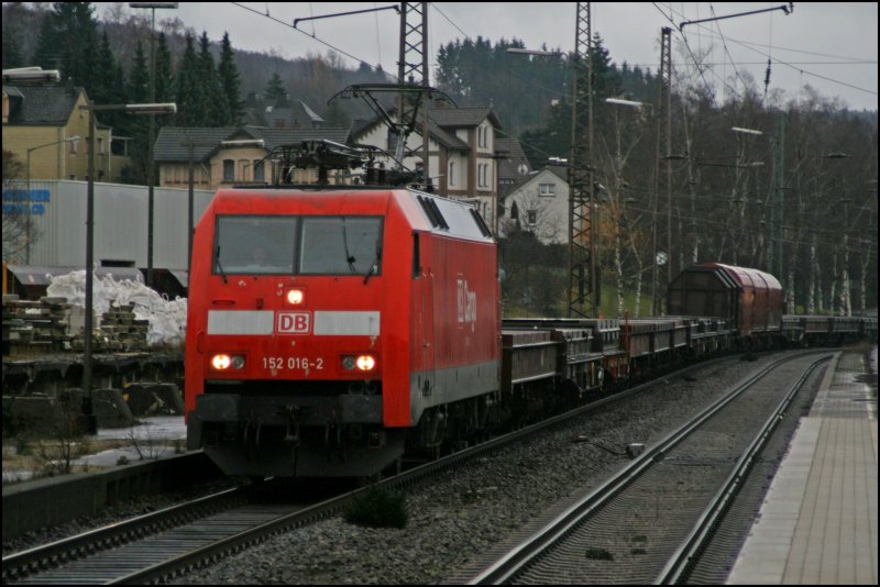 Teleaufnahme auf die Nrnberger 152 016, die hier am 01.12.07 einen Gterzug nach Hagen bespannt. 
