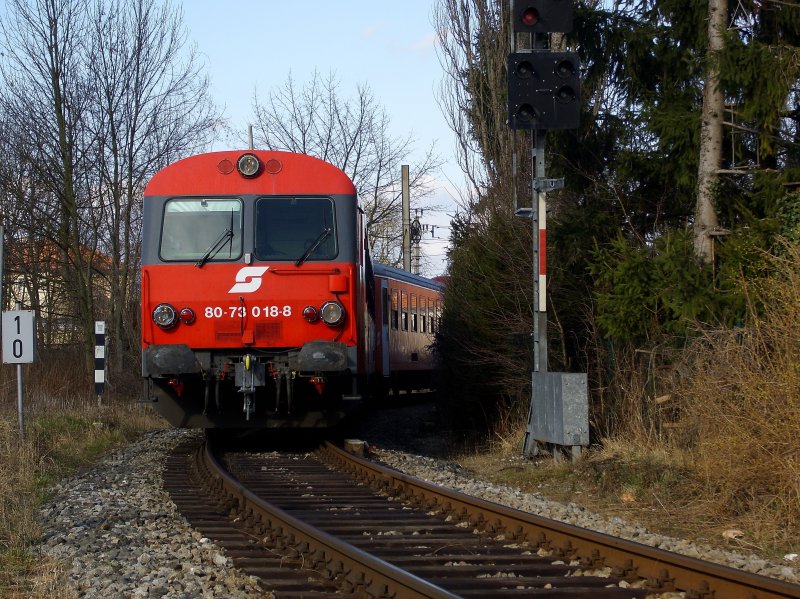 Teleaufnahme des CityShuttle-Steuerwagen 80-73 018, der herkulesgeschoben als Messesonderzug auf dem Welser Abschnitt der Almtalbahn verkehrte; hier kurz nach dem Abzweigen von der Westbahn. [04.03.07]
