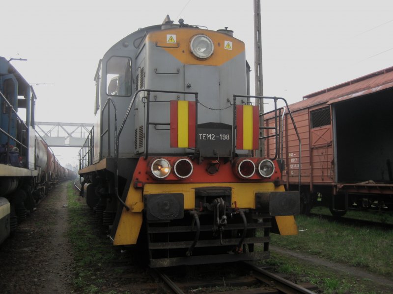 TEM2-198 von der ORLEN am 09.04.2008 im Hauptbahnhof Ostrw Wielkopolski.