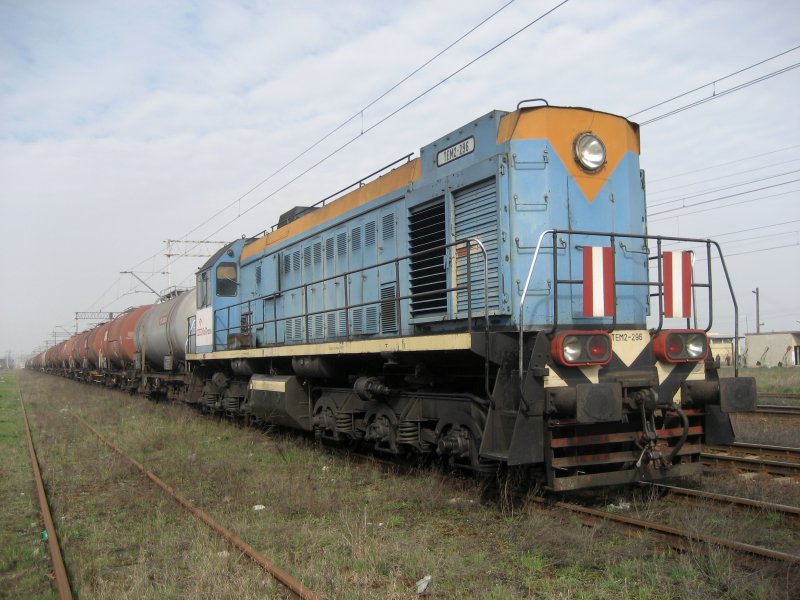 TEM2-296 steht mit einem Kesselzug am 09.04.2008 in Zduńska Wola.