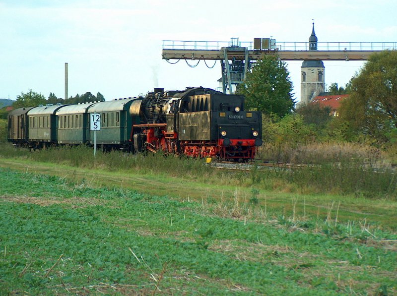 Tender vorraus zieht DR 50 3708-0 den Leerzug aus Karsdorf zurck nach Freyburg, um dann die abendliche Rckfahrt nach Blankenburg anzutreten. Hier beim Kreuzungshalt in Laucha (Unstrut); 12.09.2009