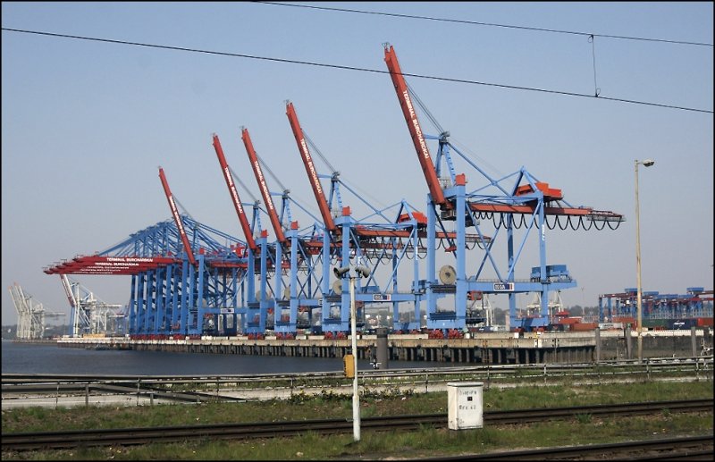 Terminal BURCHARDKAI. Im Vordergrund die Gleise zum Terminalgelnde. (11.04.2009)