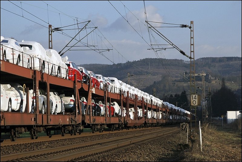 Teure AUDI´s rollen, in Zeiten der Wirtschaftskriese, umweltfreundlich durch Deutschland zum berseehafen Emden. (19.03.2009)