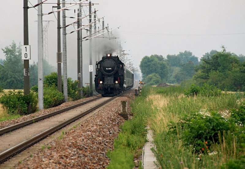 Tfz 52.4984 + 2050.002 (in dieser Perspektive kaum sichtbar), unterwegs als R 16344 von Wien Sdbahnhof (Ostseite) nach Spitz/Donau zur Sonnwendfeier, kurz vor Absdorf-Hippersdorf, an diesem verregneten 20.06.2009.