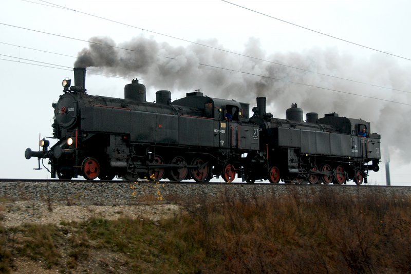 Tfz 93.1420 + 93.1421 auf dem Weg von St. Plten nach Mistelbach LB am 08.11.2008 kurz vor Obersdorf im Weinviertel.
