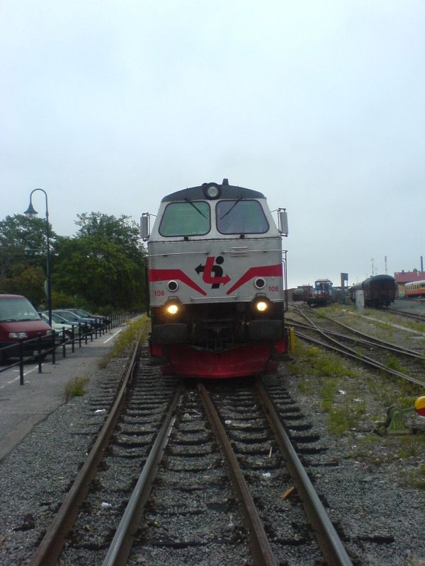 Tgab TMZ 108 wartet in Doppeltraktion mit Tgab TMY 102 am 21.08.2007 in Vstervik mit einem Holzzug auf einen entgegekommenden Y1 Triebwagen.

Anmerkung: das Bild wurde von einem recht belebten Fugngerberweg im Bahnhof geschossen, whrend der Zug stand und auf die Weiterfahrt wartete.