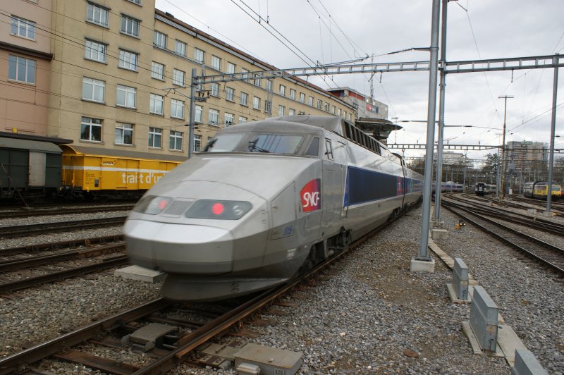 TGV 325 verlsst den Bahnhof Bern am 09.02.2009 um abgestellt zu werden.
