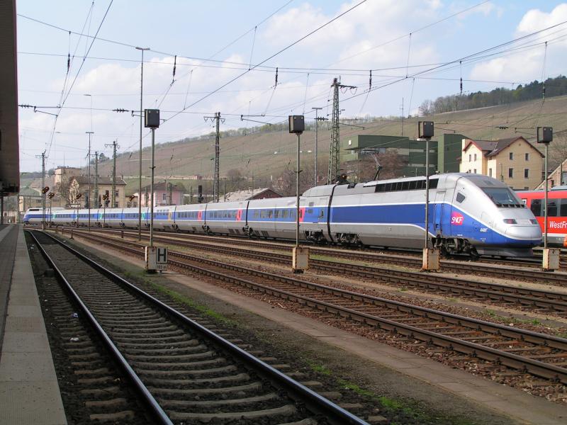 TGV 384 001 auf Metour in Deutschland mit Zwischenstop in Wrzburg.
Gesehen am 20.04.2006
