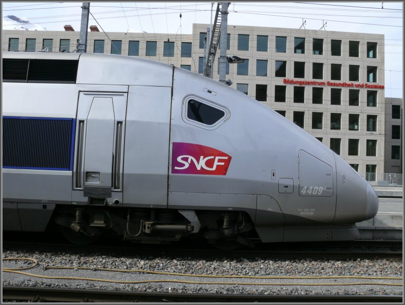 TGV 384 018 mit Triebkopf 4409 vor dem Bildungszentrum Chur. (15.03.2008)