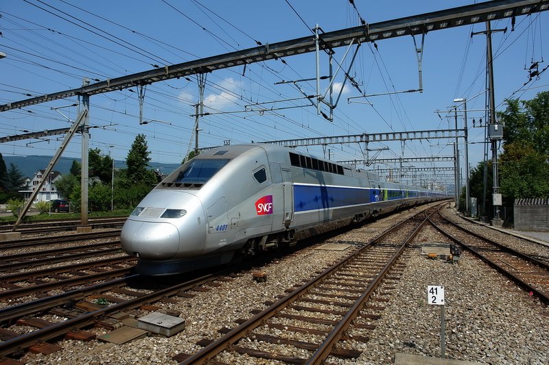 TGV 4401 und 4409. Auch vor dem Bhf.Aarau, Kanton Aargau, wird die Fahrt nicht abgebremst und ein schneller Zeigefinger ist f�r diese Aufnahme wichtig. 6.8.2007