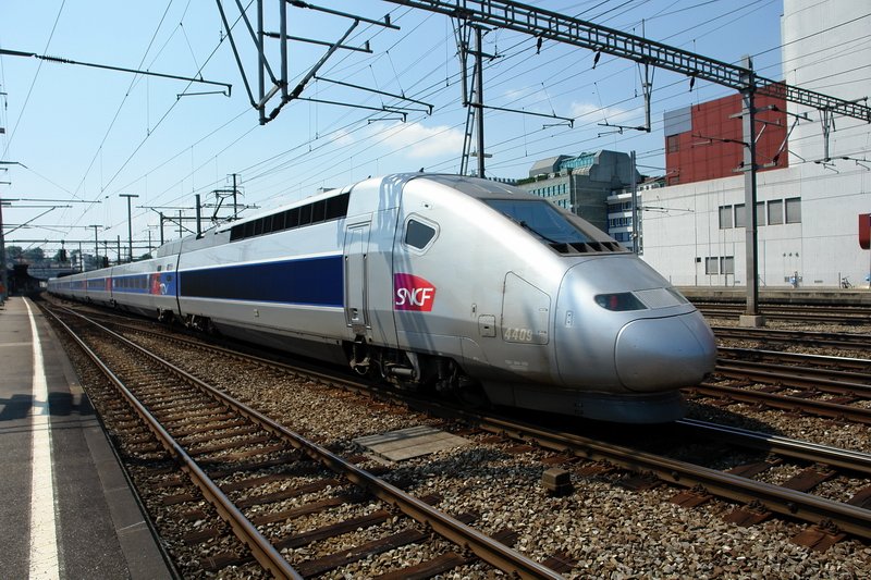 TGV 4401 und 4409. Nach 10 Sek. ist das Ende vom TGV da und es reicht noch fr einen Nachschuss im Bhf. Aarau im Kanton Aargau. Der nchste Halt ist in Basel SBB. Die Abfahrt war vor 23 Minuten in Zrich. 6.8.2007
