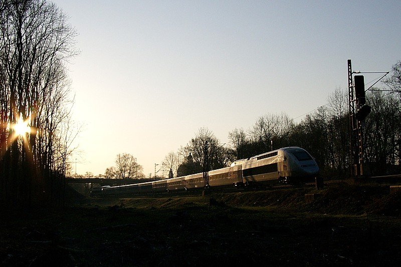 TGV 4417 verlt am Morgen des 11.04.2009 den Bahnhof Gnzburg in Richtung Paris.