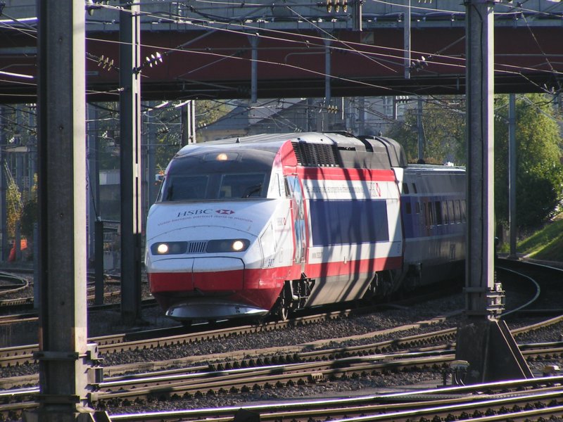 TGV 507 fhrt langsam in den Bahnhof Luxemburg ein. 14.10.07