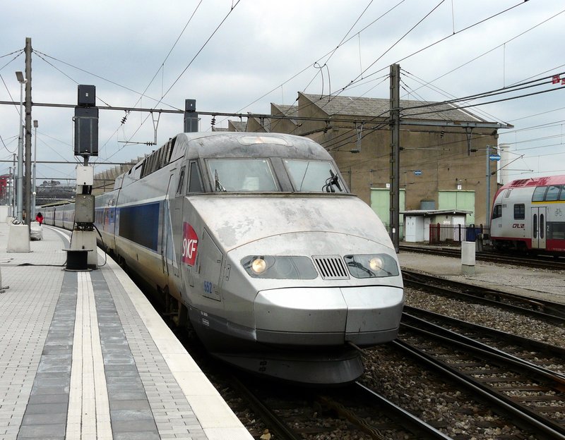 TGV 552 hat sich in Bewegung gesetzt, um in Richtung Paris ab zufahren. Bild aufgenommen im Bahnhof von Luxemburg am 05.04.08.