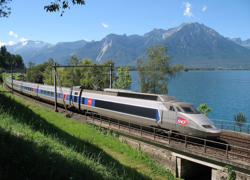 TGV 9261 von Paris nach Brig kurz vor Villeneuve.
(03.08.2008)