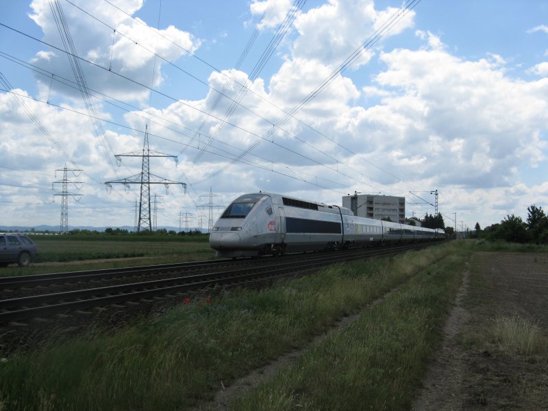 TGV 9553 von Paris Est nach Frankfurt(Main)Hbf.Am 30.05.09 bei der durchfahrt in Lampertheim.