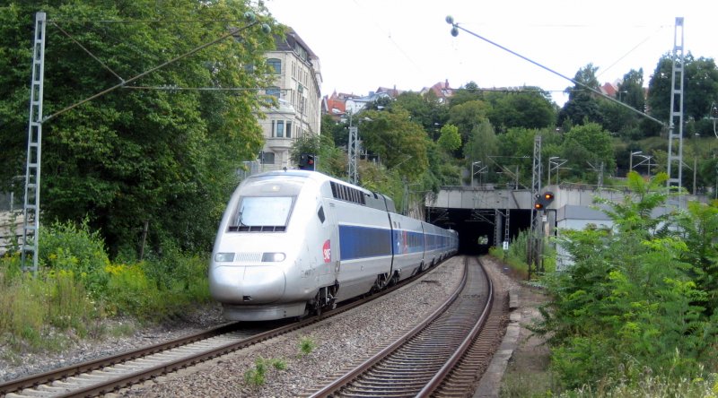 TGV 9574 fhrt am 18 August 2008, durch Stuttgart-Feuerbach, seinem Ziel Paris Est entgegen.