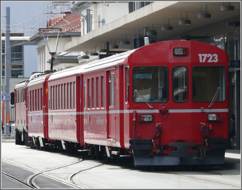 TGV Anschlusszug 1447 nach Arosa wird mit der Ge 4/4 I 610  Viamala  bespannt und Steuerwagen 1723. Hier auf Gleis 2 in Chur. (15.03.2008)