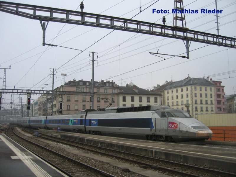 TGV bei der Einfahrt in den Bhf Genf Bahnhof, am 17.01.09