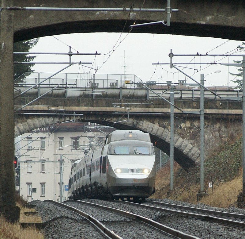 TGV Brig - Paris kurz vor La Tour-de-Peilz am 7. Februar 2009. 