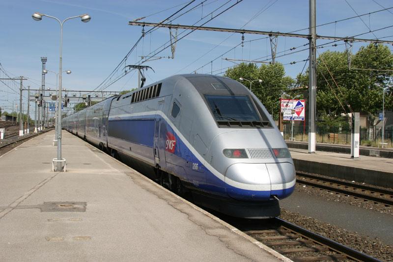 TGV Duplex bei der Ausfahrt aus Narbonne.