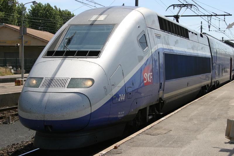 TGV Duplex bei der Einfahrt im Bahnhof Narbonne. 04.08.2005