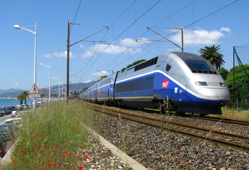 TGV Duplex mit Triebkopf 251 ist mit einer weiteren Duplexeinheit unterwegs Richtung Nice. Hier zwischen Cannes La Bocca und Cannes, kurz vor der Einfahrt in der Stadttunnel. Der Zug fhrt dabei an der wunderschnen Cte d'Azug entlang. (16.Mai 2009)