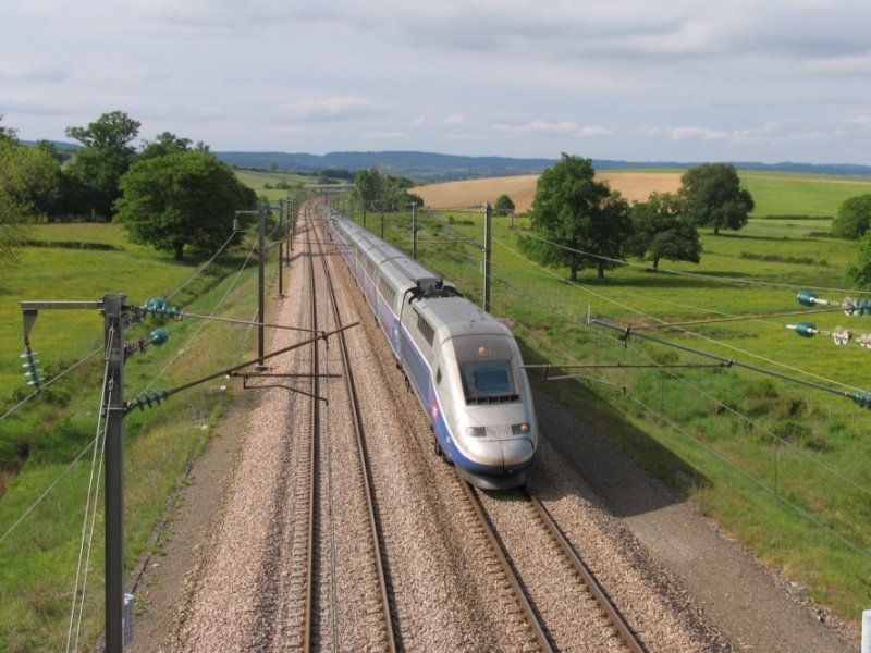 TGV duplex in die Nhe von Taiz zwischen Paris und Lyon am 02-05-2007.