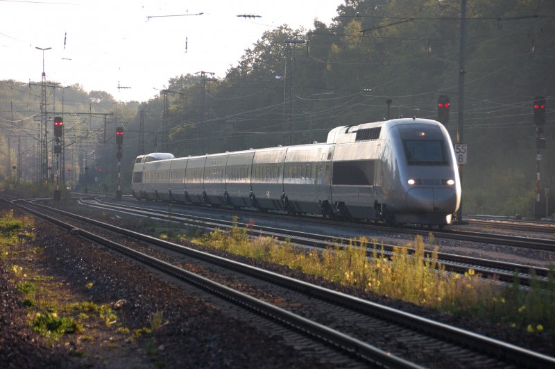 TGV en Silhouette... wrde der Franzose sagen. Aus dieser Perspektive noch nicht erkennbar... beide Weltrekordstriebkpfe schmckten diesen Zug. (Neuoffingen, im August 2008).