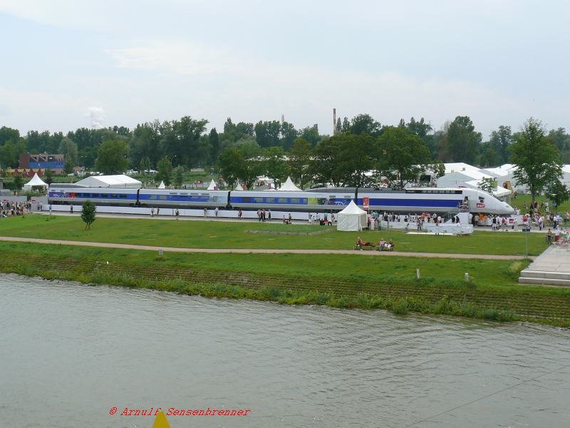 TGV-Est-Erffnungsfeier am 09./10.06.2007 am Straburger Rheinufer im Rheinpark.
Zu sehen ist hier der TGV-POS 4415 direkt am Rhein.

10.06.2007 Strasbourg-Rheinpark