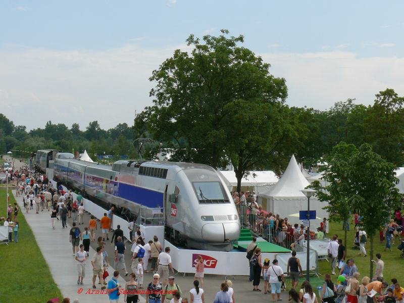 TGV-Est-Erffnungsfeier am 09./10.06.2007 am Straburger Rheinufer im Rheinpark.
Aufgestellt sind der TGV-POS4415 und der TGV-POS4402-der Weltrekordzug, der hier noch im Zustand der Rekordfahrt zu sehen ist.

10.06.2007 Strasbourg-Rheinpark