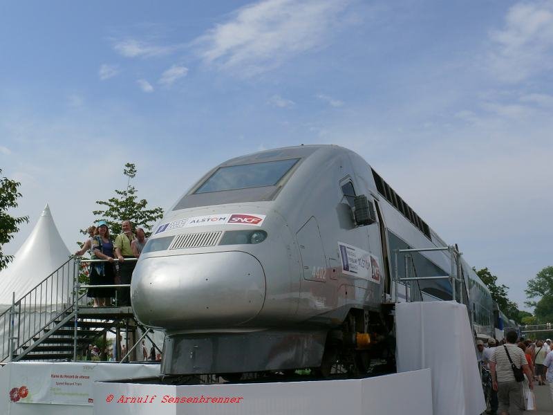 TGV-Est-Erffnungsfeier am 09./10.06.2007 am Straburger Rheinufer im Rheinpark.
TGV-POS4402 -der Weltrekordzug, der hier noch im Zustand der Rekordfahrt zu sehen ist. Inzwischen wurde er wieder in den Serienzustand zurckgebaut.

10.06.2007 Strasbourg-Rheinpark