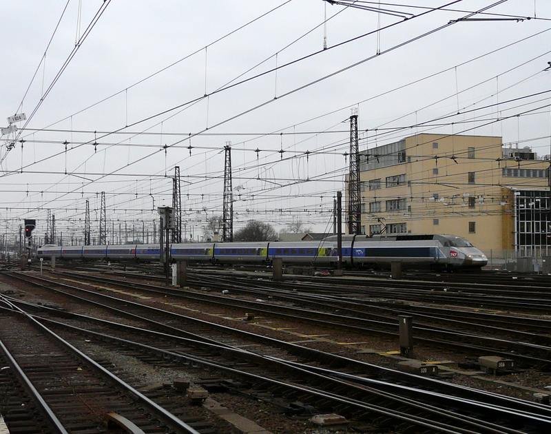 TGV im Gleisvorfeld kurz vor dem Eintreffen im Bahnhof Brssel Midi, am spten Nachmittag des 07.03.08. 