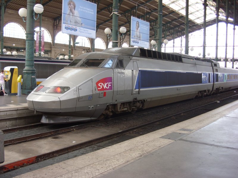 TGV in grauer Lackierung. Paris 14.7.08