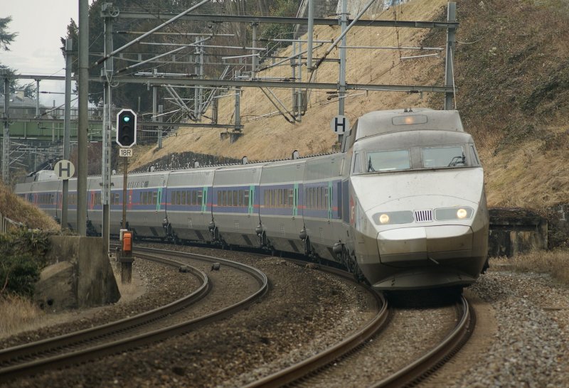 TGV Lyria auf dem Weg von Paris nach Brig bei Veytaux-Chillon am 31. Januar 2009