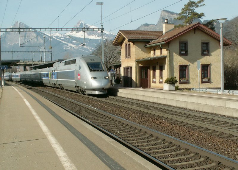 TGV Lyria Paris/Est-Chur bei seiner rasanten Durchfahrt im Bhf.Maienfeld.23.02.08