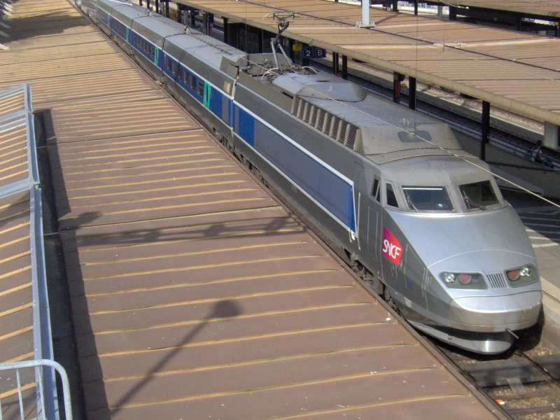 TGV Lyria Zrich-Paris beim Halt in Neuchtel im Sommer 2005.