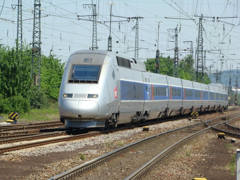 TGV-Pos --->>> 9574 nach Gare de l’Est ber Strasbourg, am 11.05.08 bei der Einfahrt in den Bahnhof Karlsruhe Hauptbahnhof.