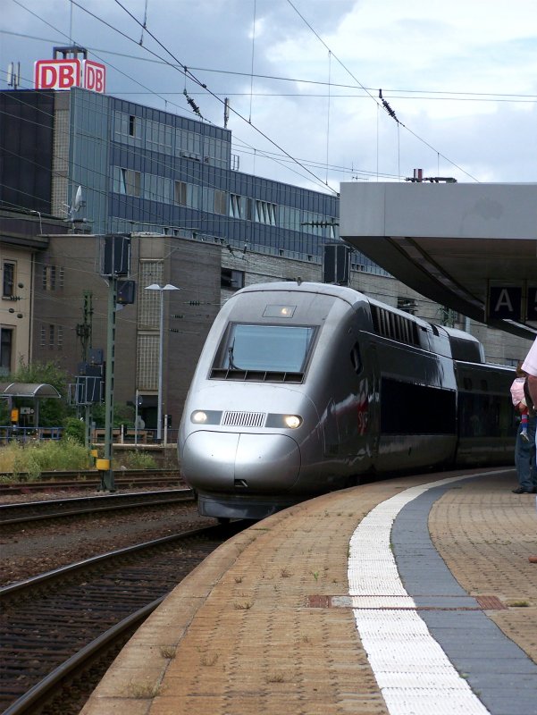 TGV POS 4405, der am 12. Juli 2008 als Ersatzzug fr die stillgelegten ICE3 von Paris ber Saarbrcken nach Frankfurt unterwegs war, auf Gleis 5 des Saarbrcker Hauptbahnhofs, dessen Bahnsteig sich in Kurvenlage befindet.