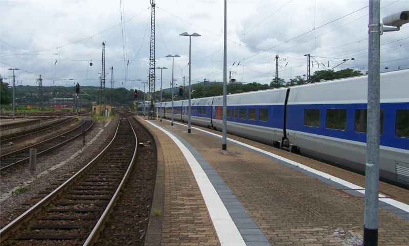 TGV POS 4405, ein eher seltener Gast in Saarbrcken, verlsst die Stadt als Ersatzzug fr einen der stillgelegten ICE3 auf der Linie Paris-Saarbrcken-Frankfurt von Gleis 5 (12.07.2008).