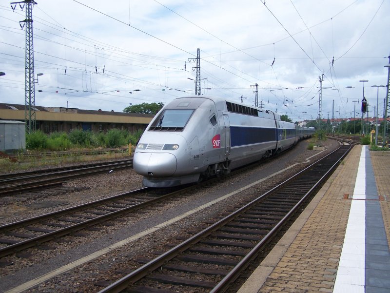 TGV POS 4405 fhrt als Ersatzzug fr einen in Inspektion befindlichen ICE3 am 12. Juli 2008 aus Paris kommend pnktlich um 11:00 Uhr auf Gleis 5 im Saarbrcker Hauptbahnhof ein, um sich mit leichter Versptung etwa 10 Minuten spter weiter auf den Weg nach Frankfurt/Main zu machen.