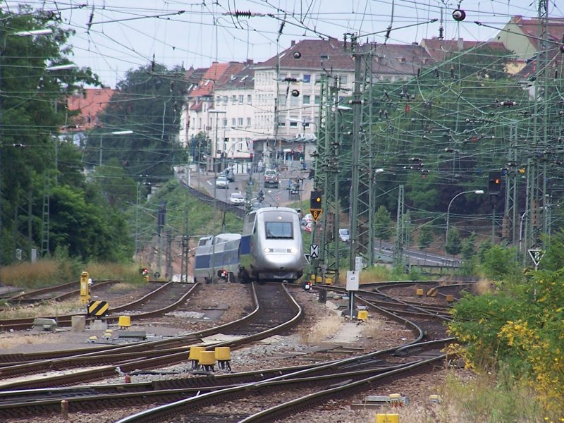 TGV-POS 4405 fhrt als Ersatzzug fr einen der in Inspektion befindlichen ICE3 aus Paris-Est kommend am 12. Juli 2008 pnktlich um 11:00 Uhr auf Gleis 5 des Saarbrcker Hauptbahnhofs ein und fhrt etwa 10 Minuten spter weiter Richtung Frankfurt/Main.