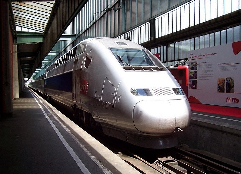 TGV POS 4406 zur Represendation auf Gleis 1 am 26. und 27.05.2007 in Stuttgart Hbf, Fhrerstand und alle Wagen konnten besichtigt werden.