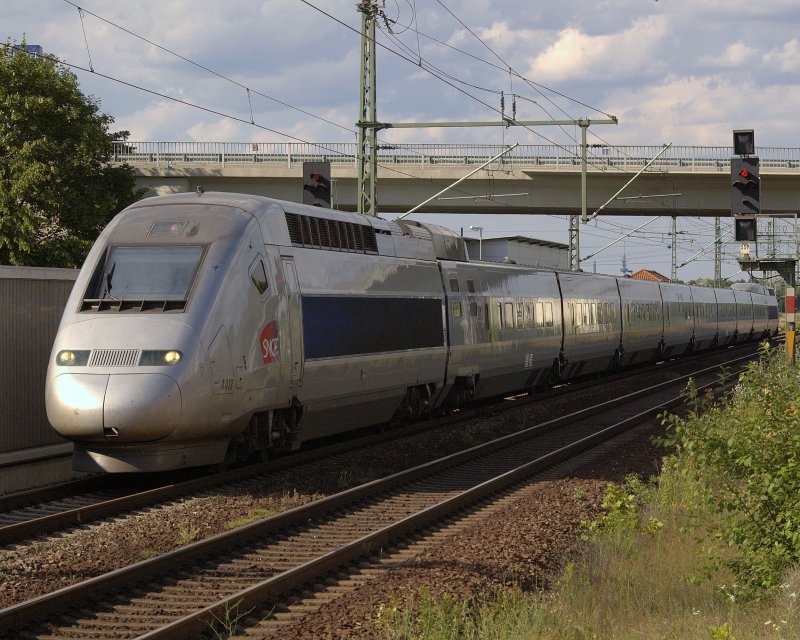 TGV POS 4413 von Frankfurt(M) Hbf nach Paris Est bei der Fahrt durch Limburgerhof. Eine schne Abwechslung, da eigentlich ICE´s diese Fahrten bernehmen und TGV´s hier selten sind. 12.06.2009