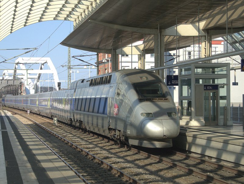 TGV POS 4414 von Frankfurt(M) nach Paris Est fhrt aus Mannheim kommend, durch Ludwigshagen-Mitte Richtung Kaiserslautern. 24.07.2008